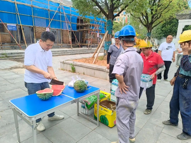 市古鎮(zhèn)投資公司開(kāi)展夏日送清涼慰問(wèn)活動(dòng)