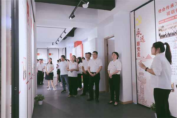 市古鎮(zhèn)投資公司黨委開展“黨建引領新征程，古鎮(zhèn)同心再出發(fā)”活動